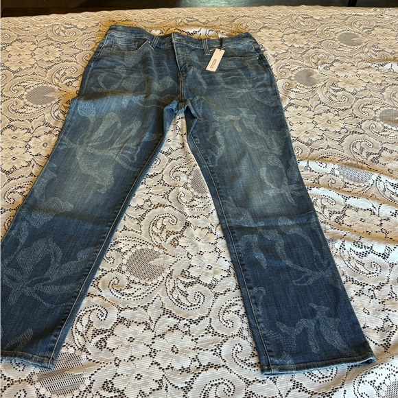 NWT Chico’s Newberry Indigo 2R So Slimming Girlfriend Slim Leg Jeans Trendy - Picture 6 of 15